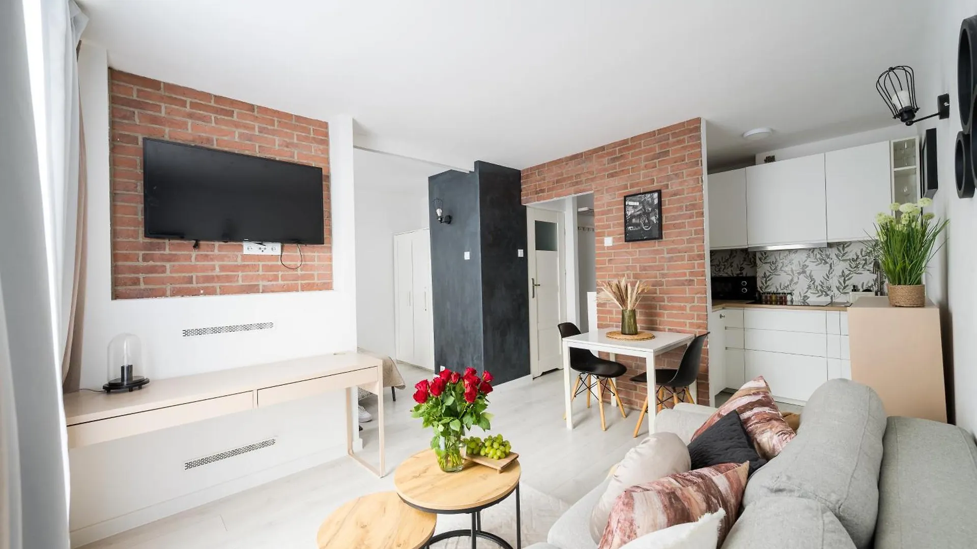 아파트 Charming Air-Conditioned Studio 950 M From Central Station, Bedroom & Separate Living Room 바르샤바 폴란드