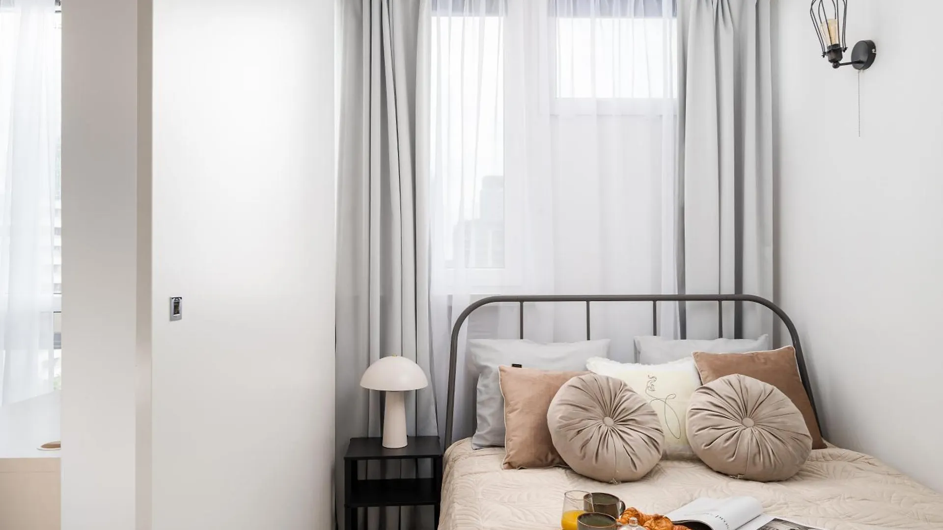 Charming Air-Conditioned Studio 950 M From Central Station, Bedroom & Separate Living Room 바르샤바 0*,