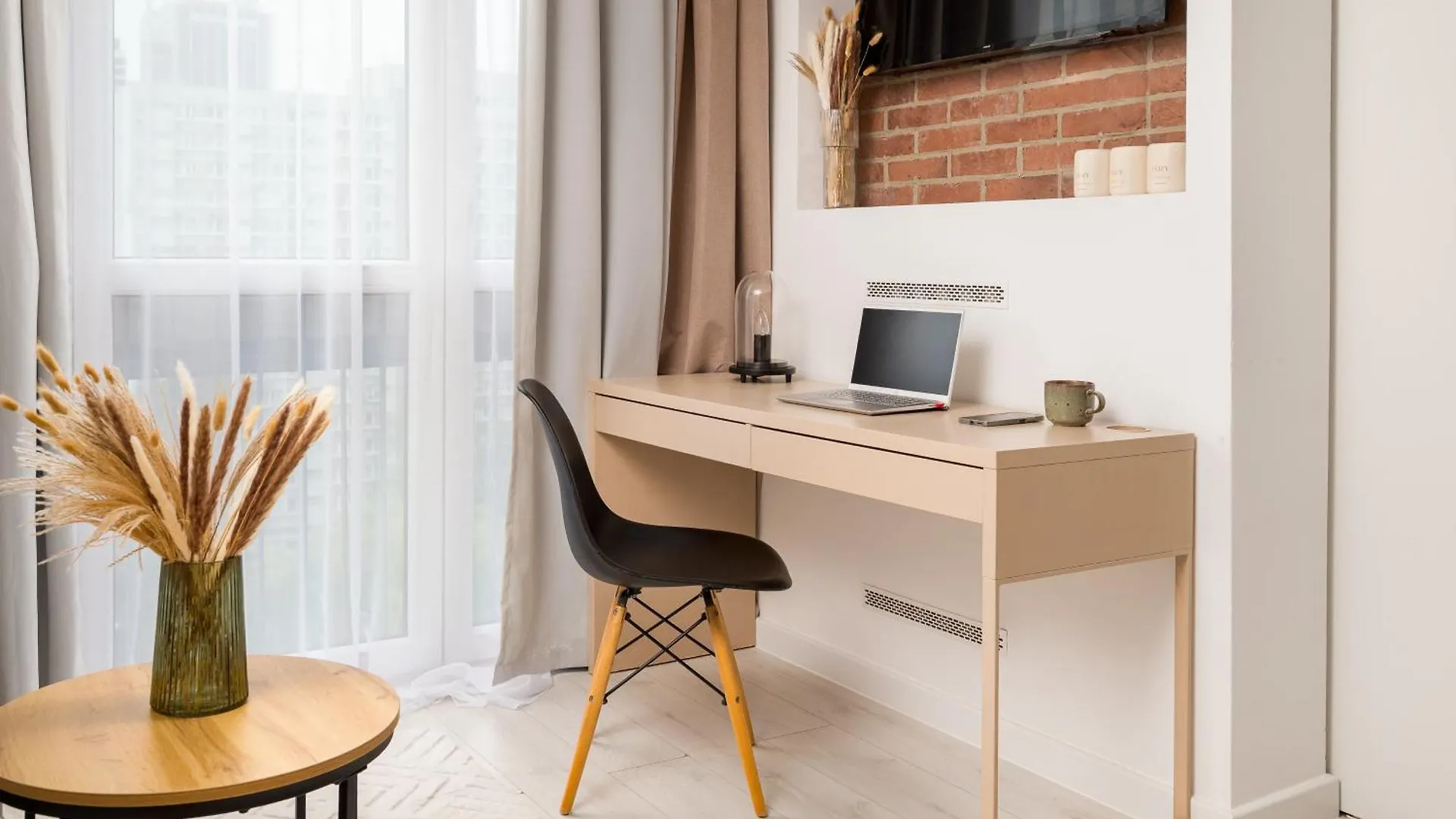 Charming Air-Conditioned Studio 950 M From Central Station, Bedroom & Separate Living Room 바르샤바 아파트