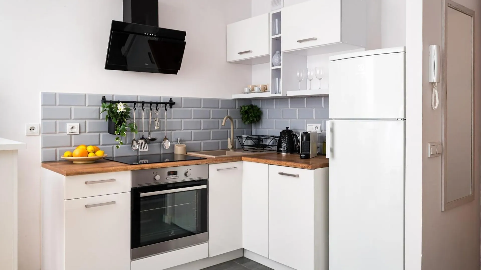 Charming Air-Conditioned Studio 950 M From Central Station, Bedroom & Separate Living Room Varşova