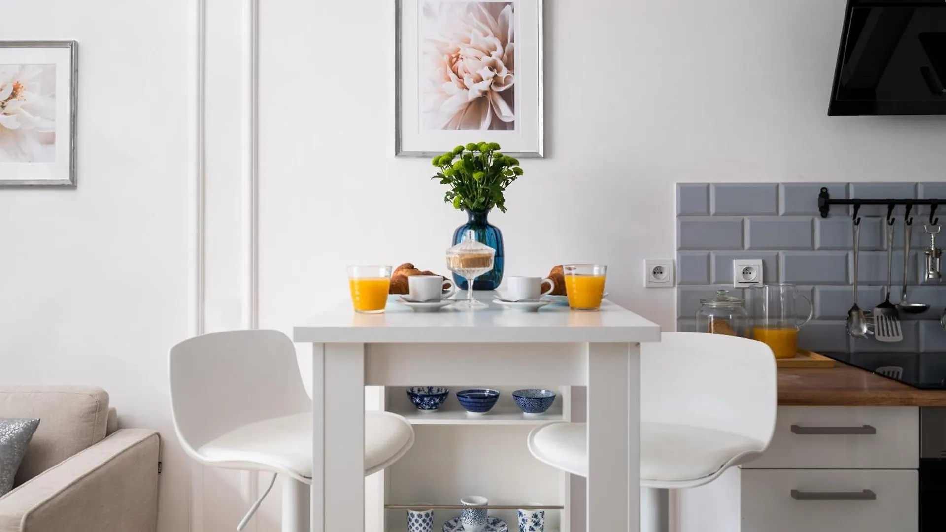 Charming Air-Conditioned Studio 950 M From Central Station, Bedroom & Separate Living Room Varşova Polonya