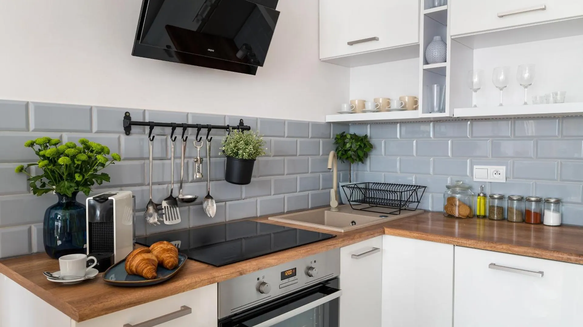 Charming Air-Conditioned Studio 950 M From Central Station, Bedroom & Separate Living Room Varşova Daire