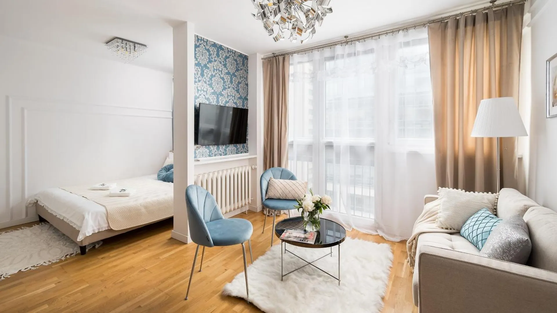 Daire Charming Air-Conditioned Studio 950 M From Central Station, Bedroom & Separate Living Room Varşova Polonya