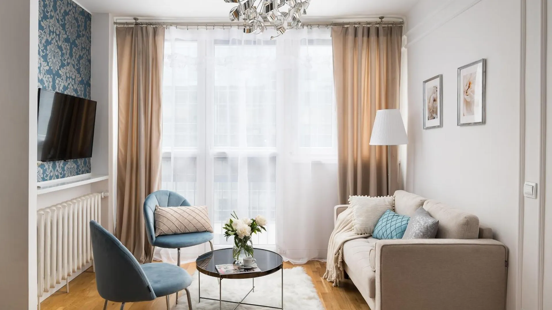 Charming Air-Conditioned Studio 950 M From Central Station, Bedroom & Separate Living Room Varşova Polonya