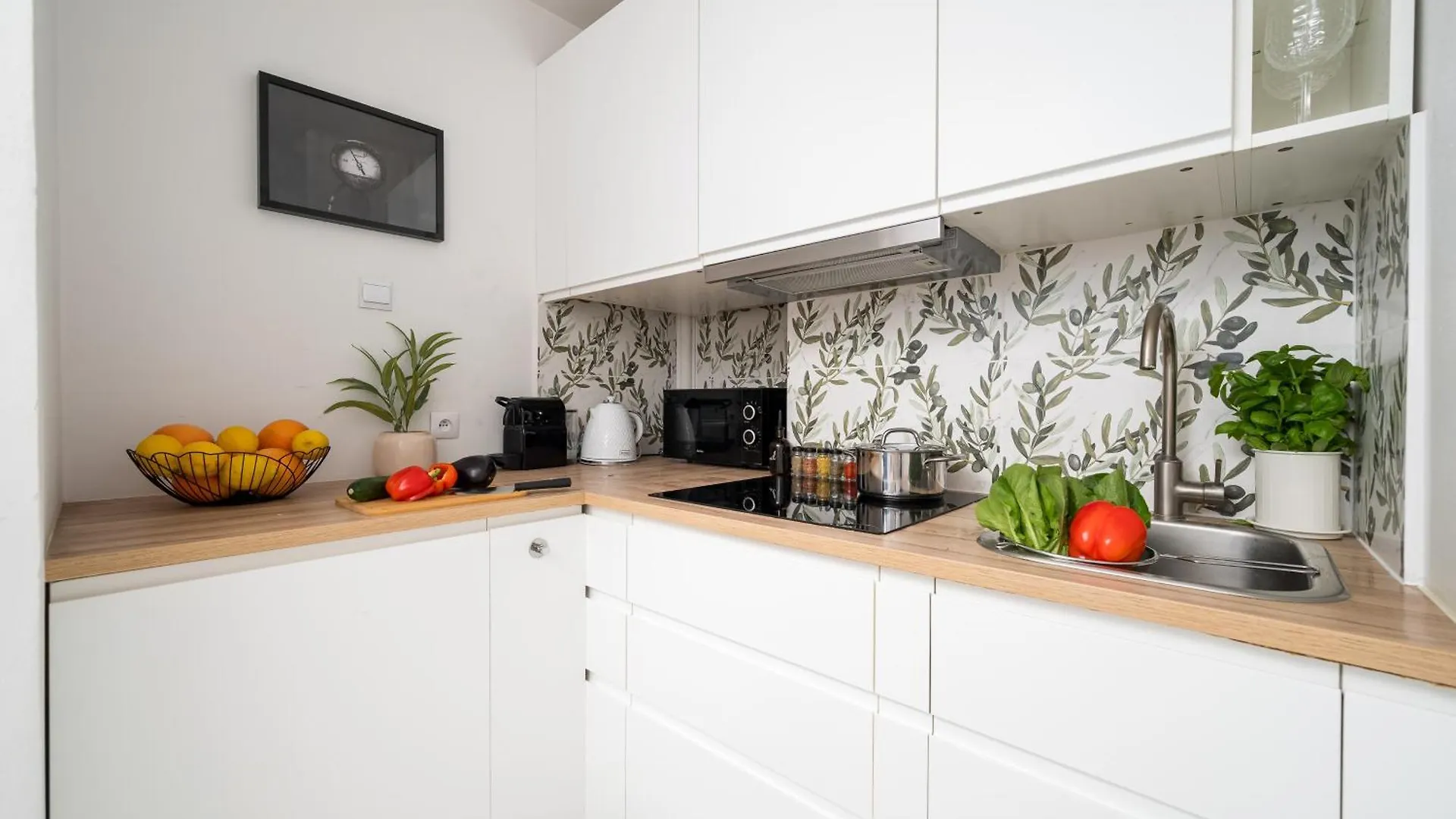 Charming Air-Conditioned Studio 950 M From Central Station, Bedroom & Separate Living Room Varşova Polonya