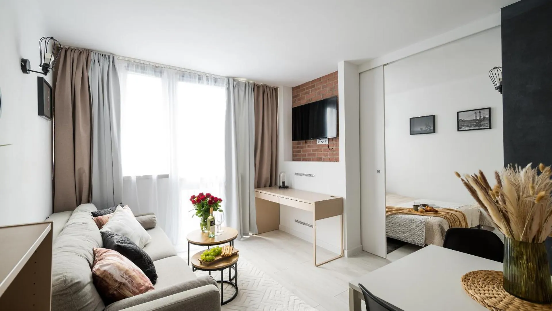 Daire Charming Air-Conditioned Studio 950 M From Central Station, Bedroom & Separate Living Room Varşova