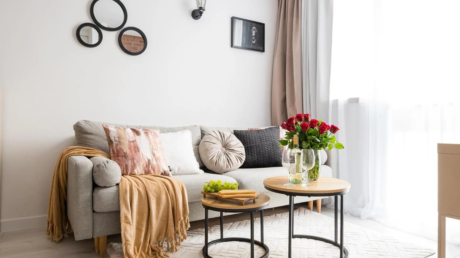 Charming Air-Conditioned Studio 950 M From Central Station, Bedroom & Separate Living Room Varşova