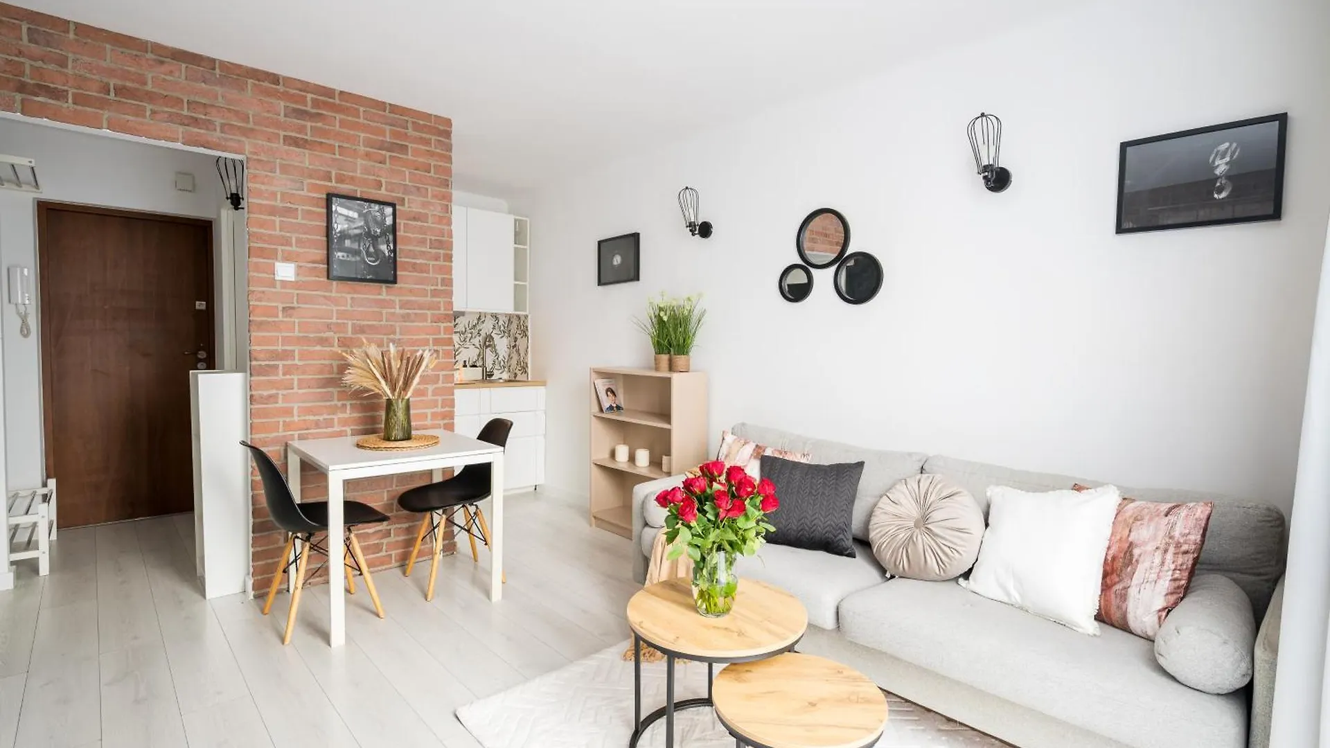Charming Air-Conditioned Studio 950 M From Central Station, Bedroom & Separate Living Room Varşova