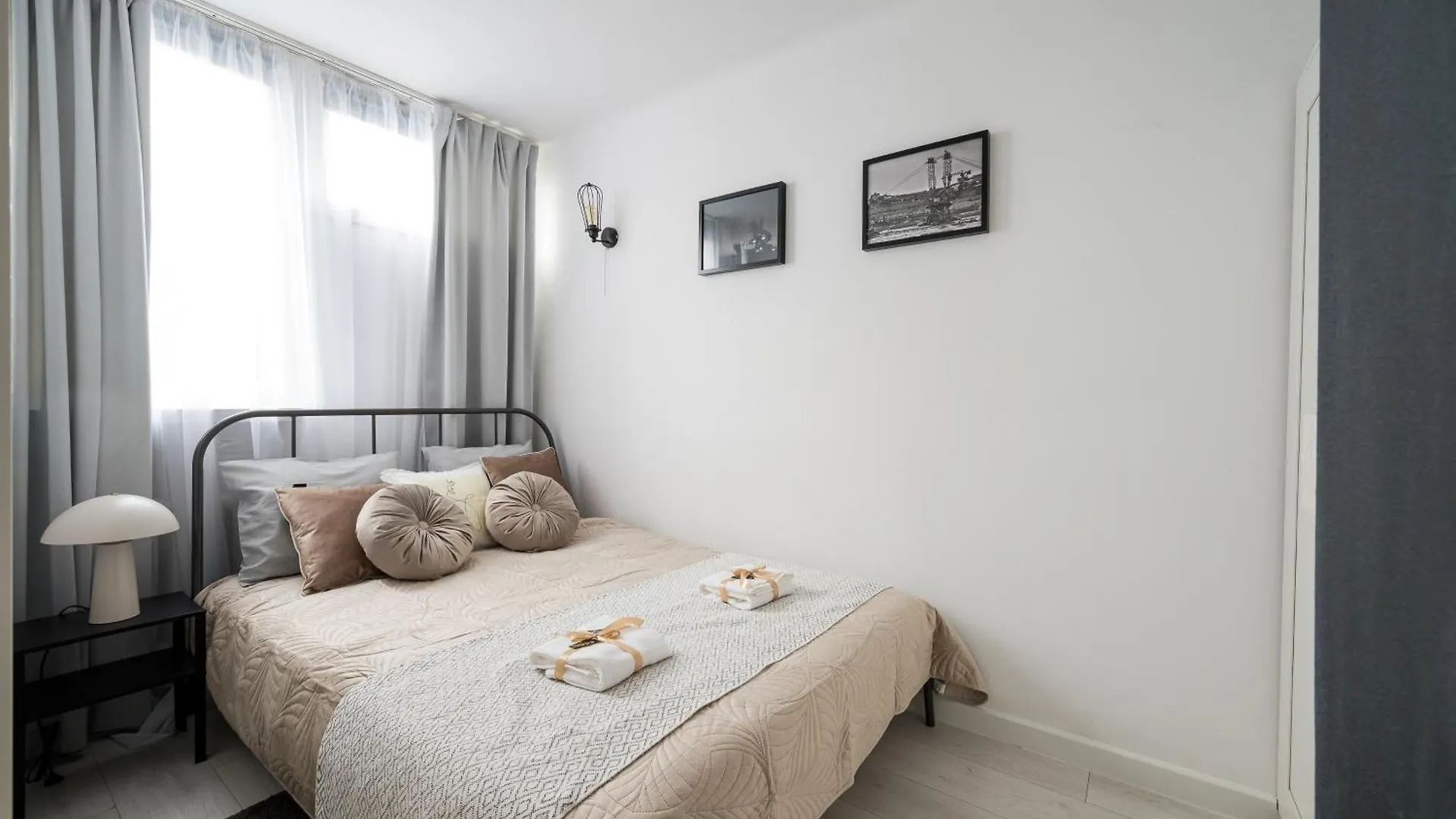 Daire Charming Air-Conditioned Studio 950 M From Central Station, Bedroom & Separate Living Room Varşova