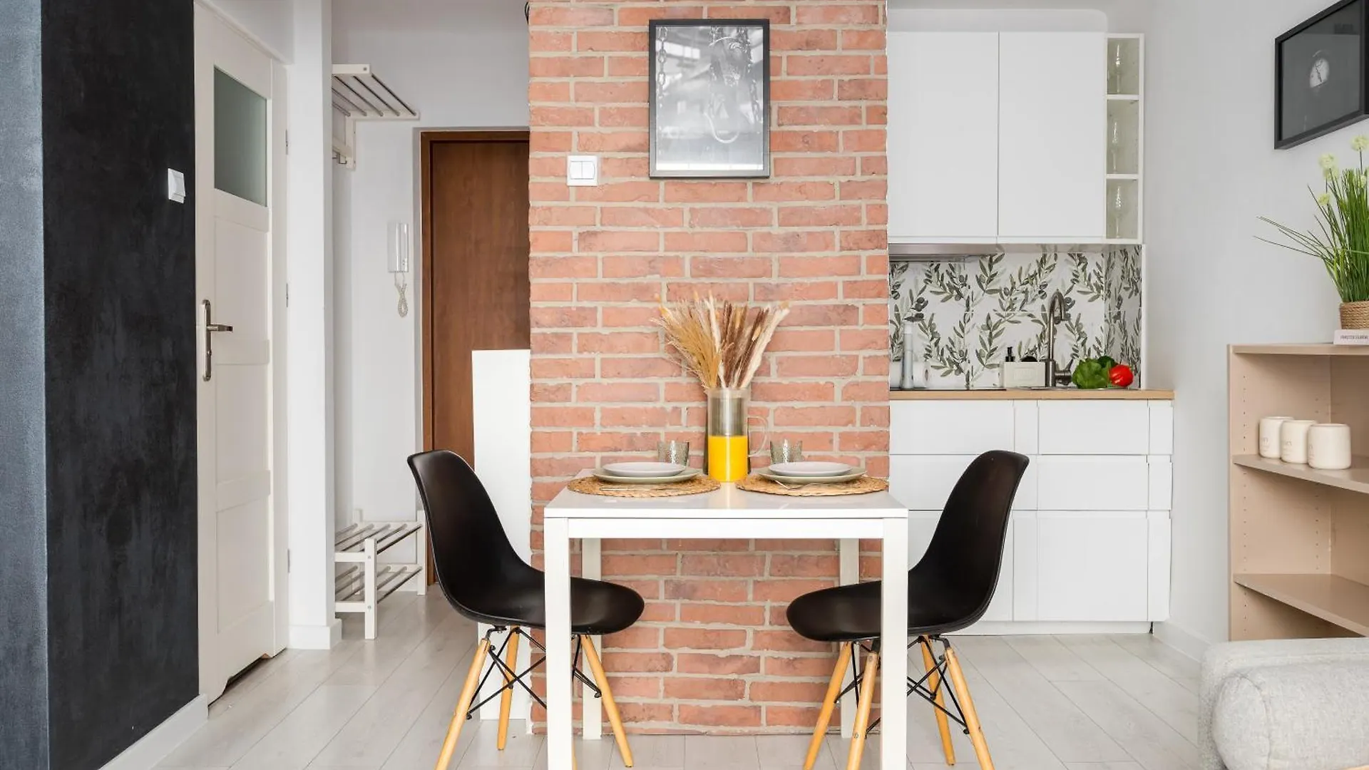 Charming Air-Conditioned Studio 950 M From Central Station, Bedroom & Separate Living Room Varşova Polonya