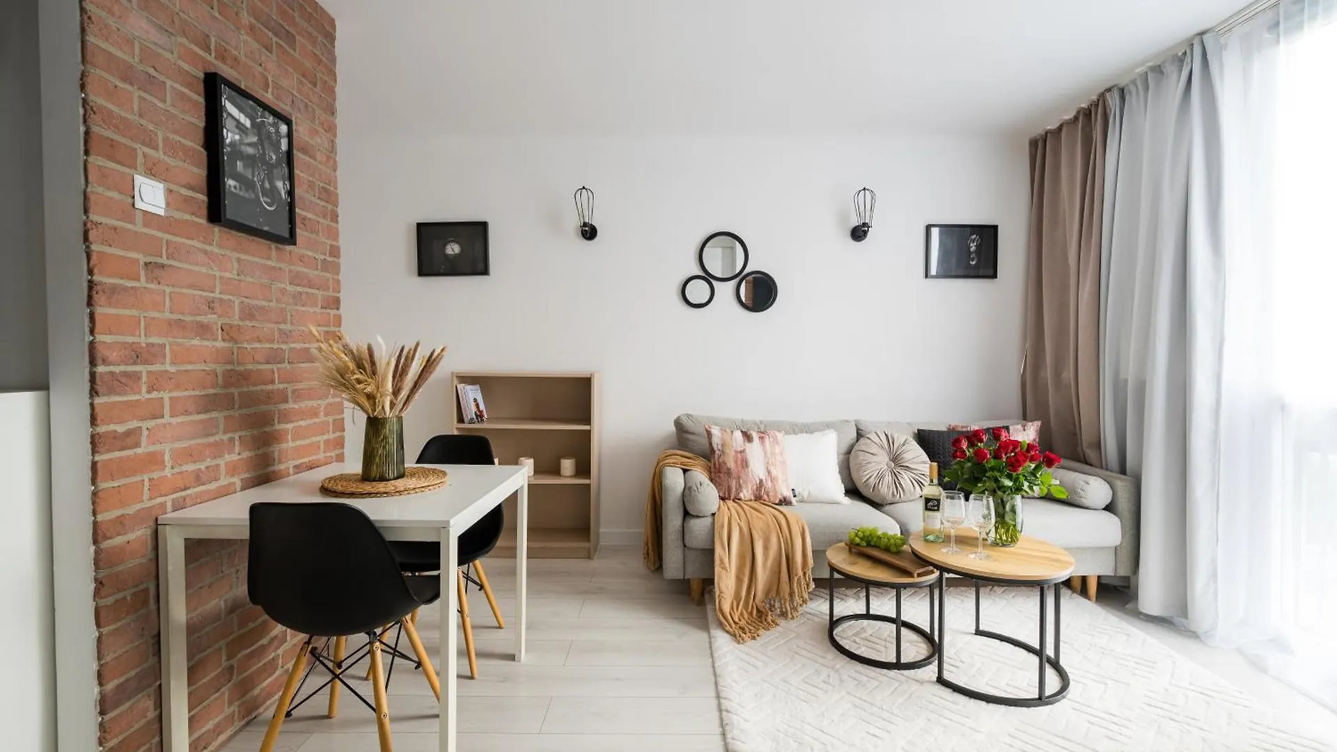 Charming Air-Conditioned Studio 950 M From Central Station, Bedroom & Separate Living Room Varşova Daire