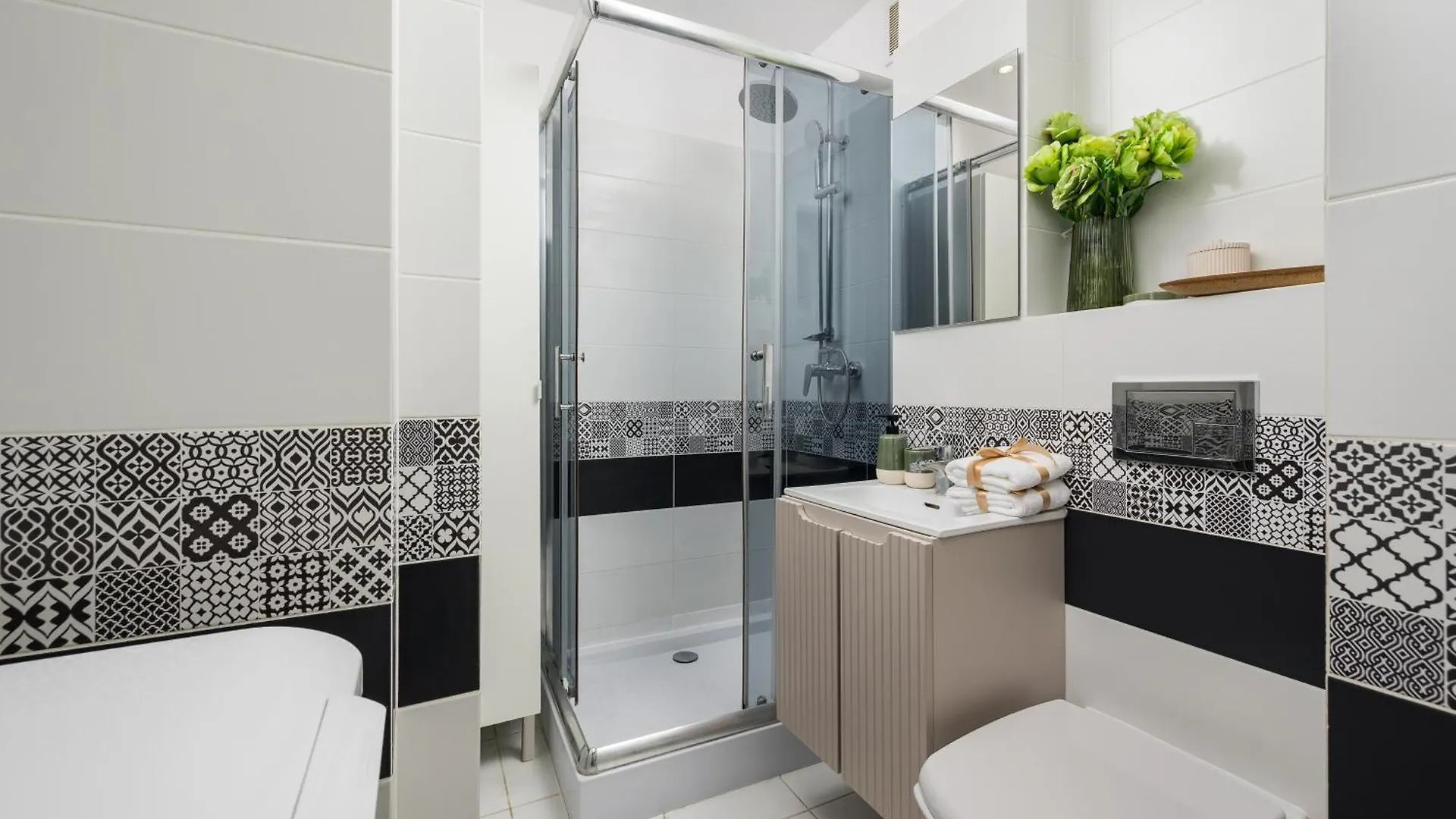 Daire Charming Air-Conditioned Studio 950 M From Central Station, Bedroom & Separate Living Room Varşova