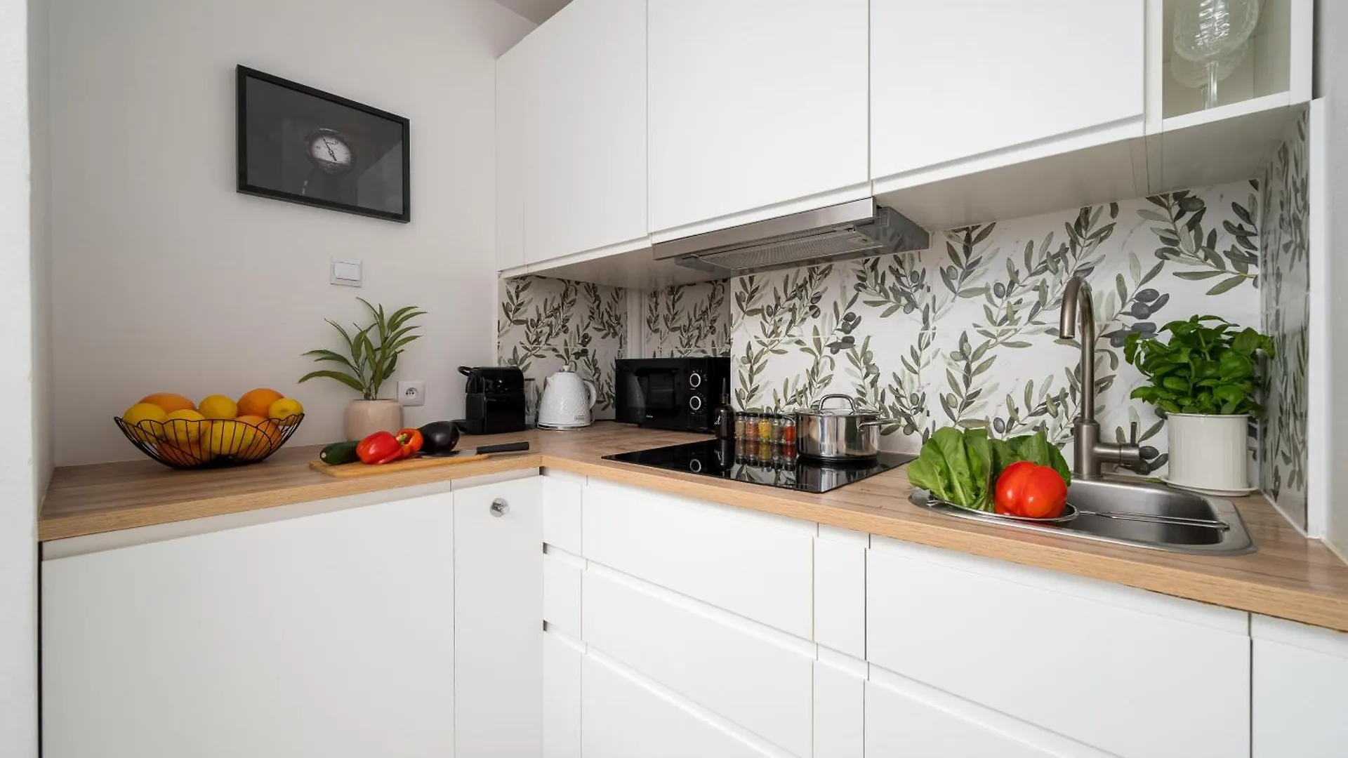 Charming Air-Conditioned Studio 950 M From Central Station, Bedroom & Separate Living Room Varşova