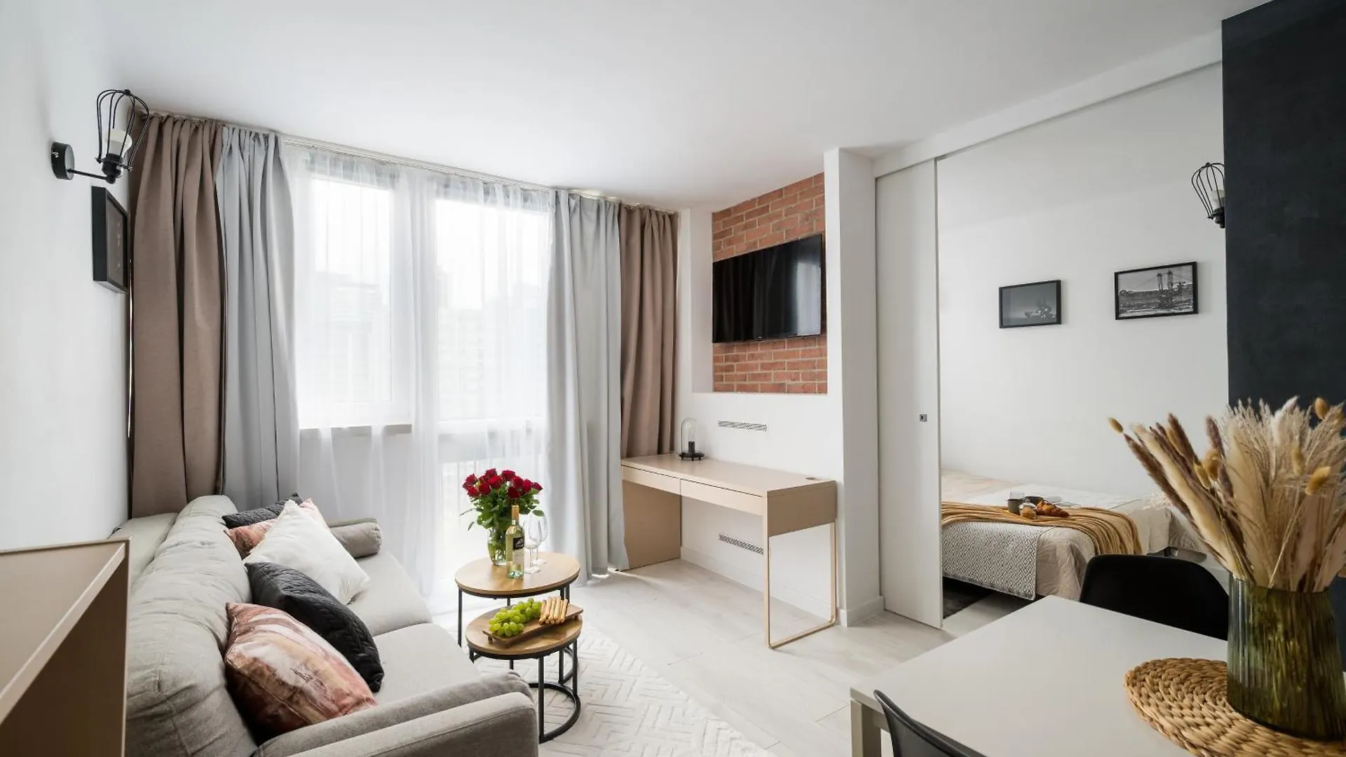 Charming Air-Conditioned Studio 950 M From Central Station, Bedroom & Separate Living Room Varşova