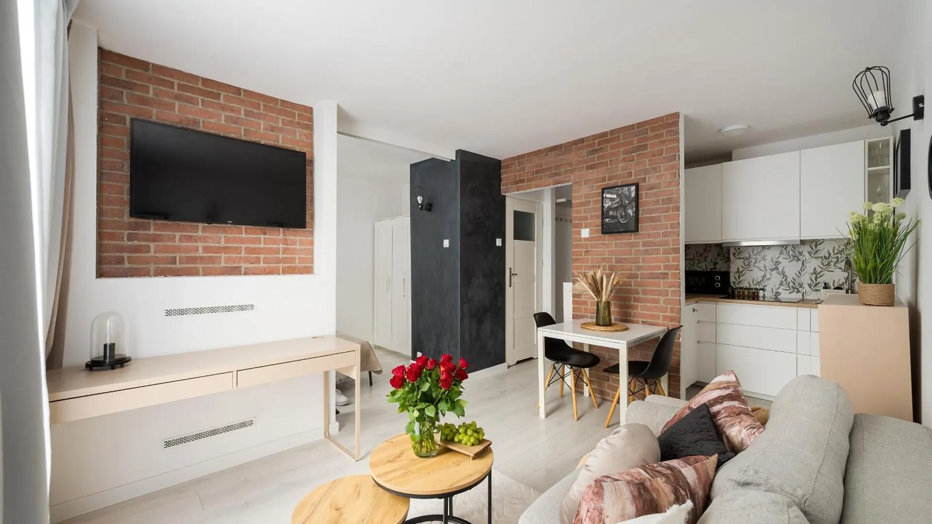 Charming Air-Conditioned Studio 950 M From Central Station, Bedroom & Separate Living Room Varşova Daire