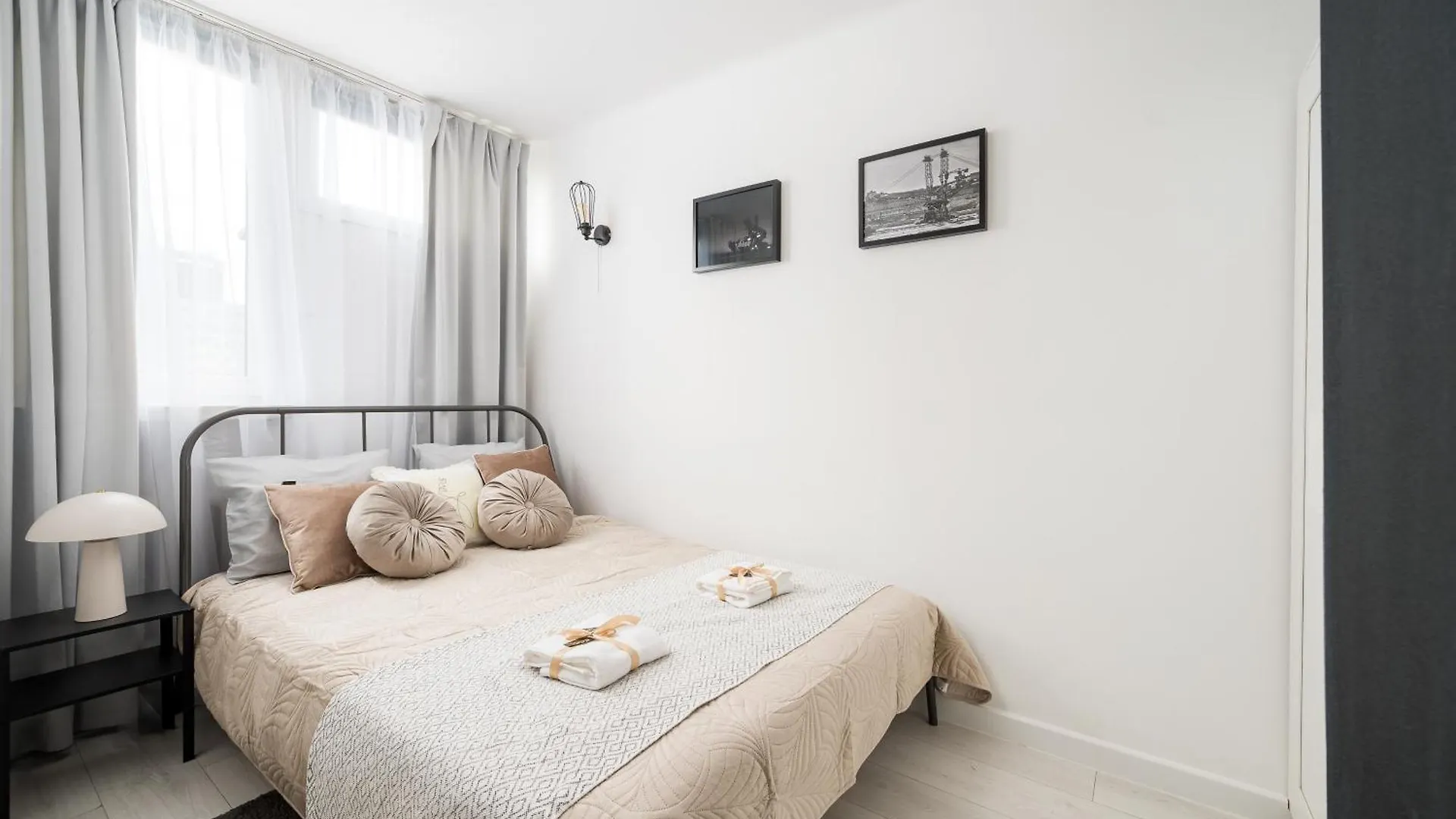 Charming Air-Conditioned Studio 950 M From Central Station, Bedroom & Separate Living Room Varşova Polonya